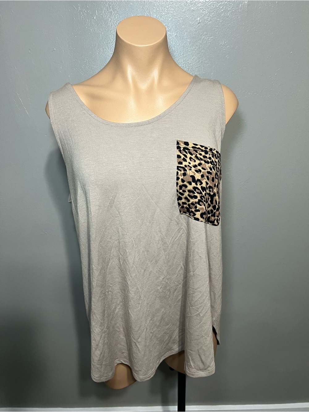 Zenana Womens 1X Beige Grey Tank Top Leopard Cheetah Print Pocket Scoop Neck